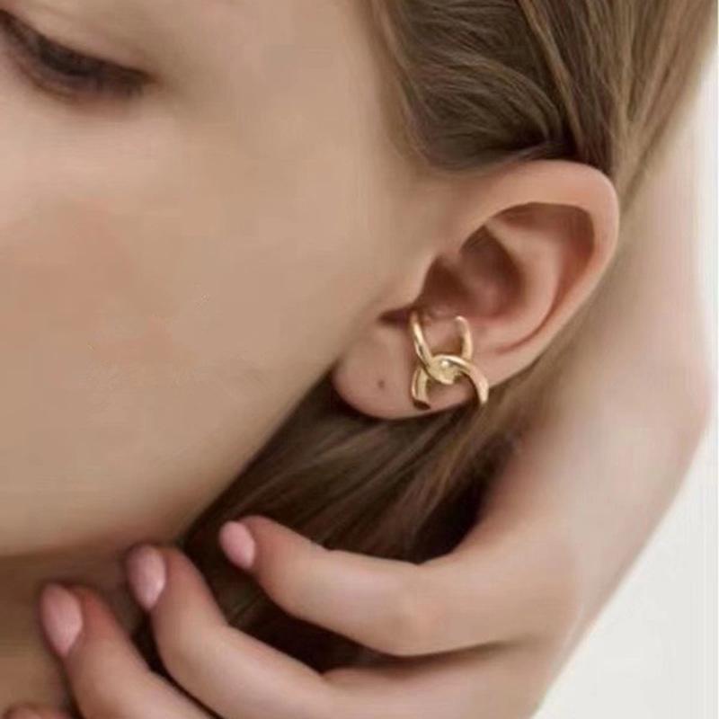 Trendy Hong Kong Style Retro Ear Clip for Women: Fashionable, Versatile, No Piercings Needed, Niche Personality Earring.