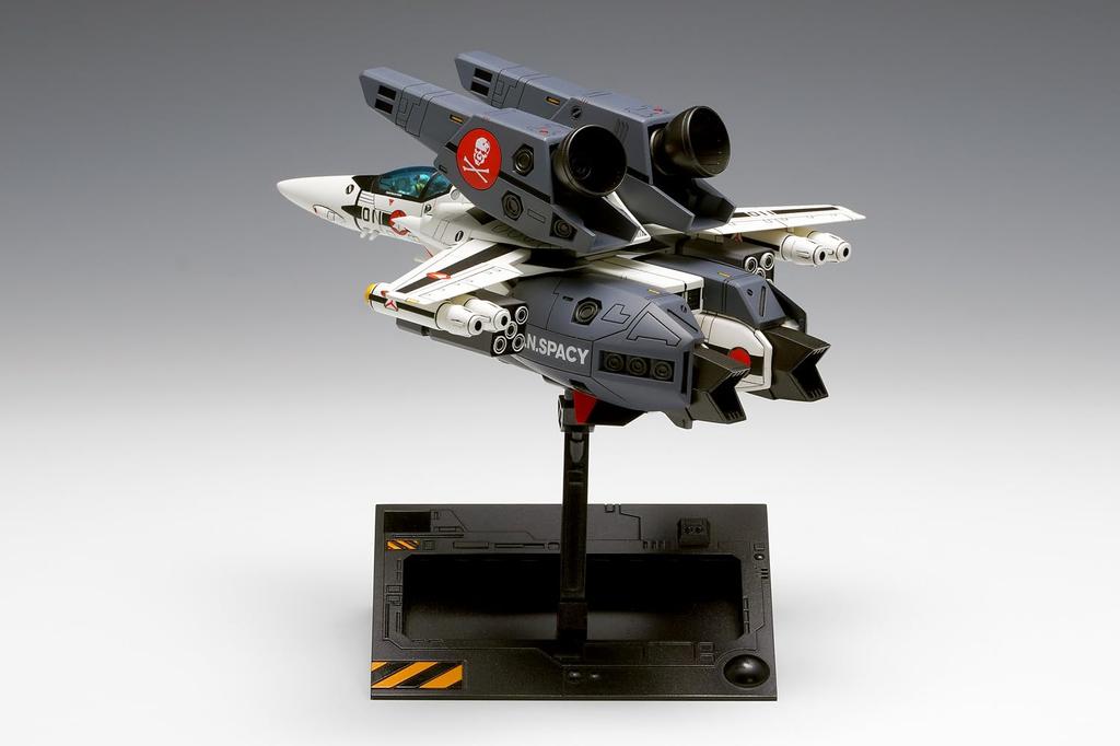 Wave Super Dimension Fortress Macross VF-1S/A Super Valkyrie Fighter 1/100 Scale Plastic Model Kit, Approximately 17cm Long (MC-067)
