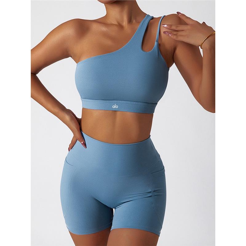 Women's Alo Yoga Fitness Shorts - Quick-Drying, Butt-Lifting, Three-Quarter Length for Running, Cycling, and Yoga.