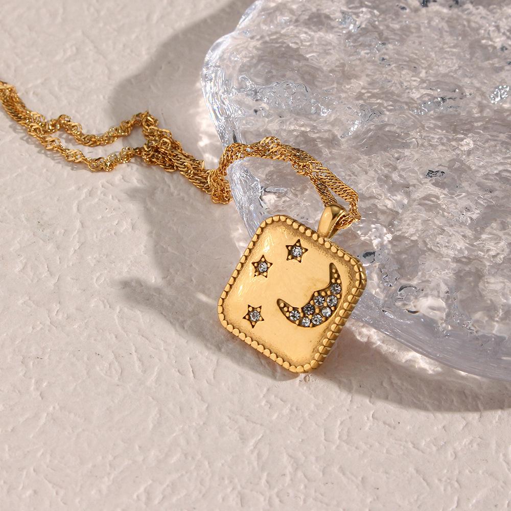 

Новое ожерелье из титановой стали INS, покрытое 18-каратным золотом, квадратная бирка, инкрустированная циркониевой звездой и луной, ожерелье с подвеской, ювелирные изделия для женщин