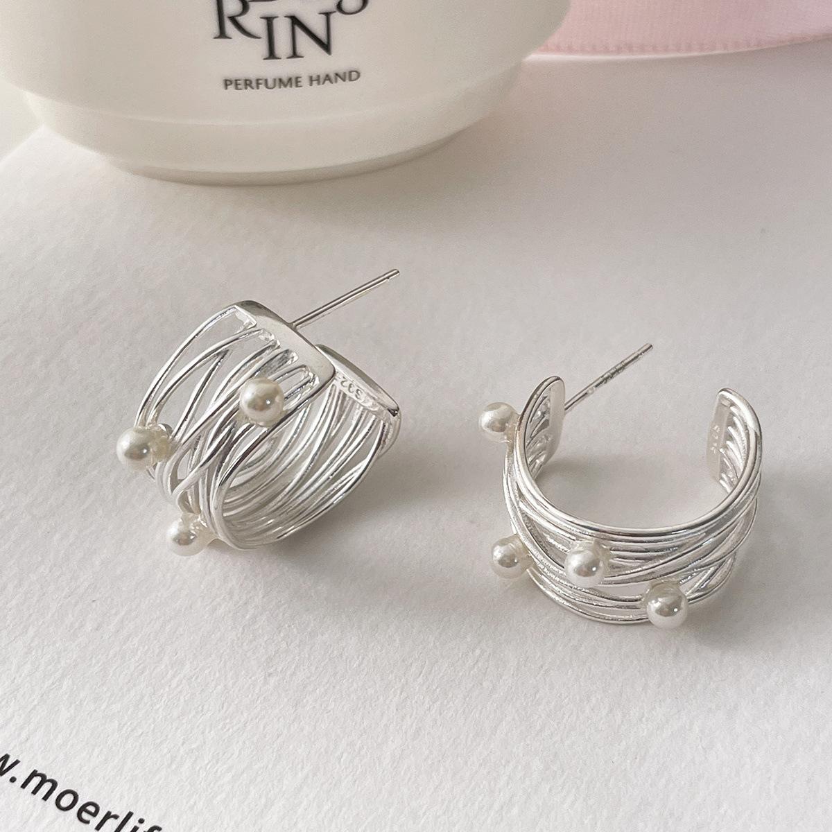 

Серьги-гвоздики из серебра 925 пробы с нерегулярной обмоткой, женские легкие роскошные высококачественные жемчужные серьги, простые и модные, новые летние серьги A pair of 925 silver needle