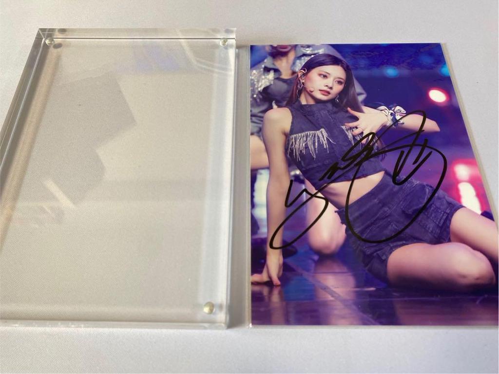[USED] TWICE Tzuyu autographed postcard