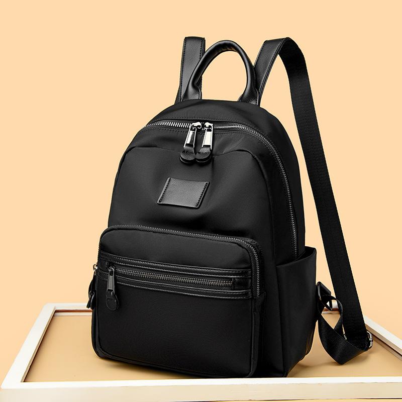 A Large-capacity Backpack for Female Students' Casual and Fashionable Commuting Casually