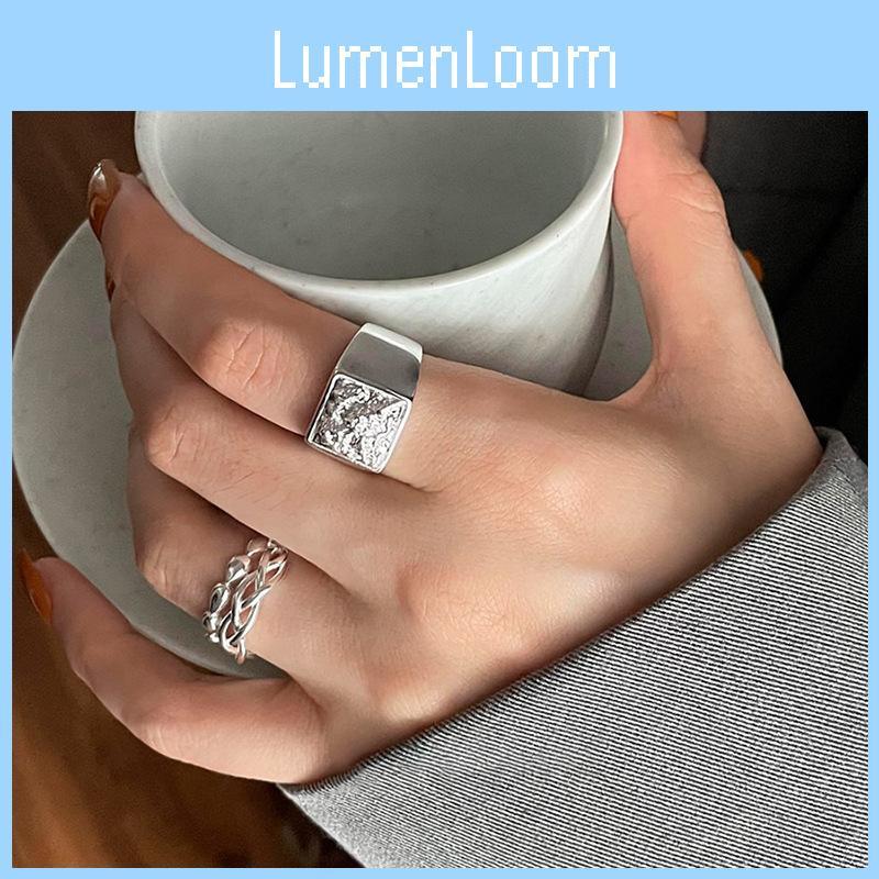 Fashionable Minimalist Open Finger Ring For Women With Textured Chain And Modern Aesthetic