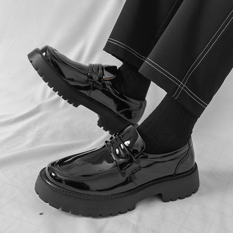 Mocassins pour hommes à une pédale, chaussures pour hommes printemps 2025 à semelles épaisses et brillantes tendance en cuir, chaussures Doudou paresseuses