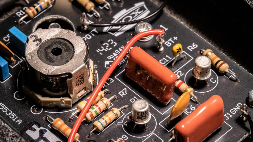 VOX VRM-1 Real McCoy Wah Pedal Vintage-inspired, for lead guitarists seeking a mid-range peak