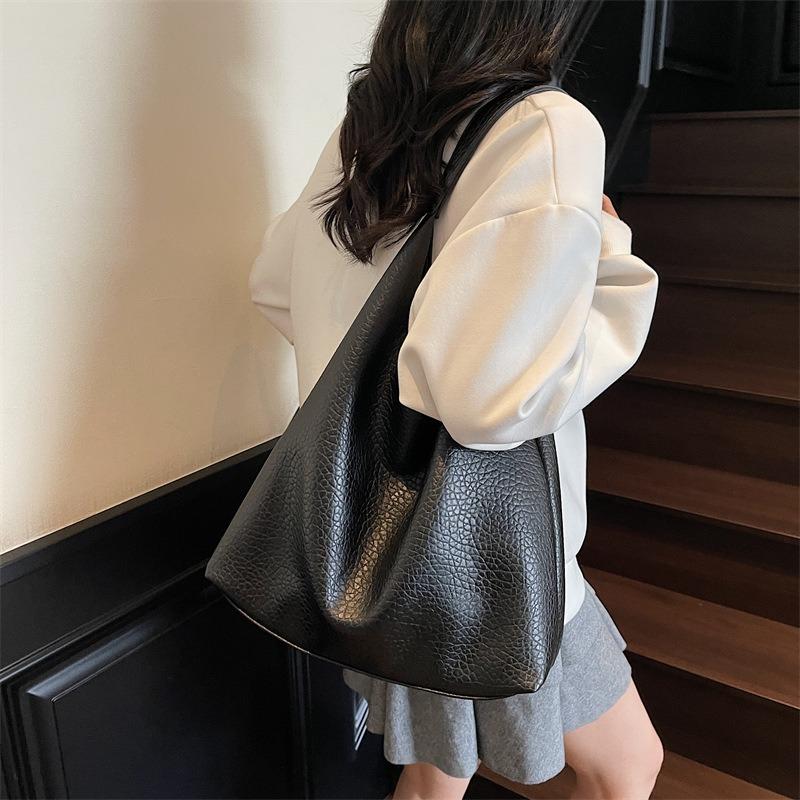 Retro Large-capacity Bag, Women's New Autumn Commuter Tote Bag, Shoulder Large Bag, Textured Armpit Bag.