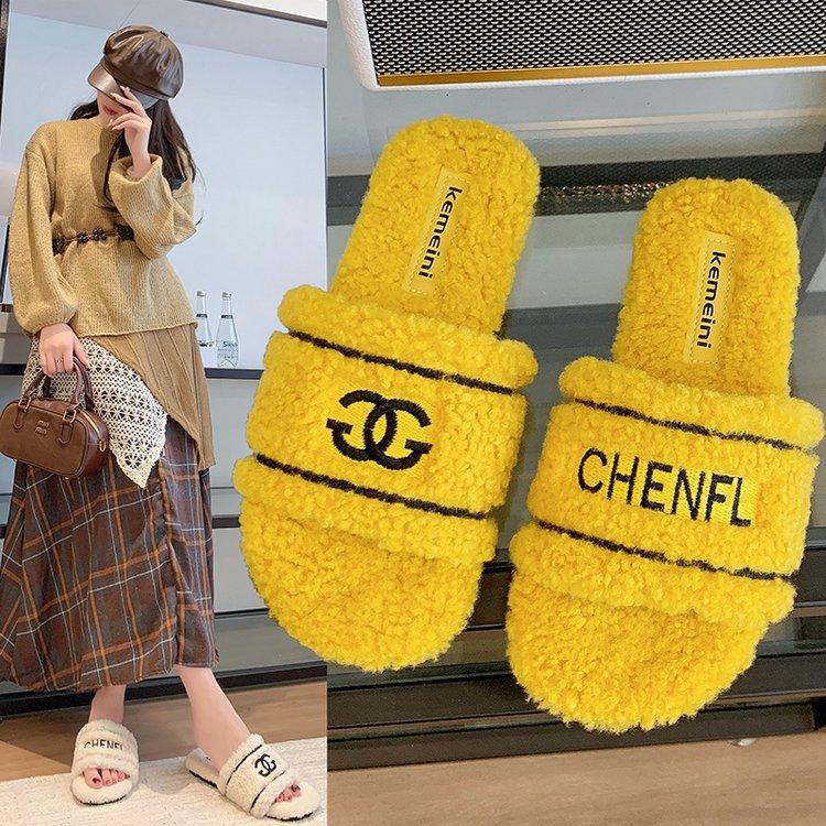 [Youshilai] 2025 Autumn and Winter Mao Mao Letter Slippers Female Korean Ins Style Home Wear Flat Bottom One-word Drag