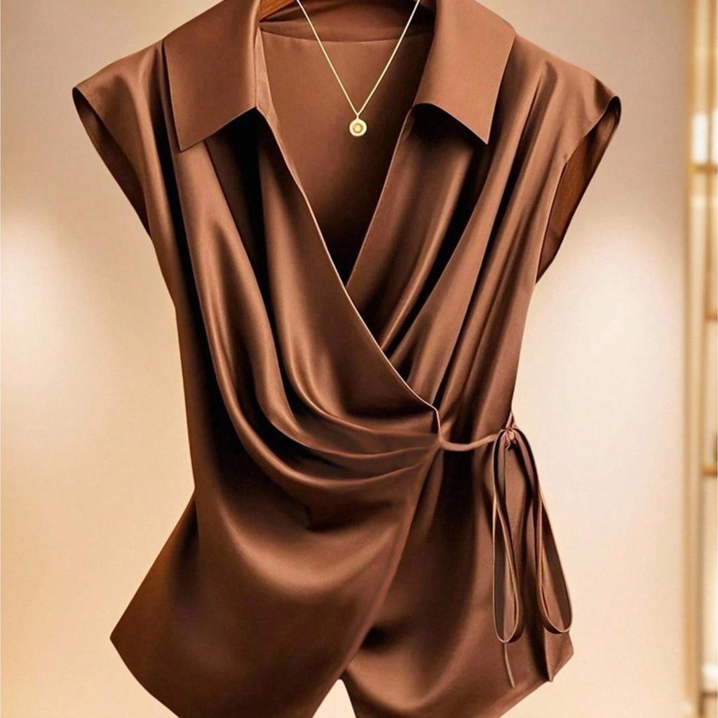 Vysoce kvalitní bezešvá košile s volně splývajícím límcem. Bezrukávová halenka dámská v elegantním stylu.