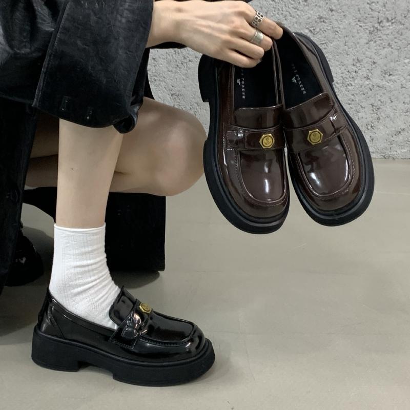 Fashion High Quality Patent Leather Loafers Women Vintage Brown Metal Decoration Designer Shoes Comfortable Thick Bottom Leather Shoes