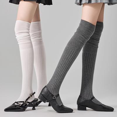 Calzini al ginocchio da donna in stile retrò, abbinati a lunghi calzettoni fino alla coscia, fanno sembrare le gambe lunghe più snelle