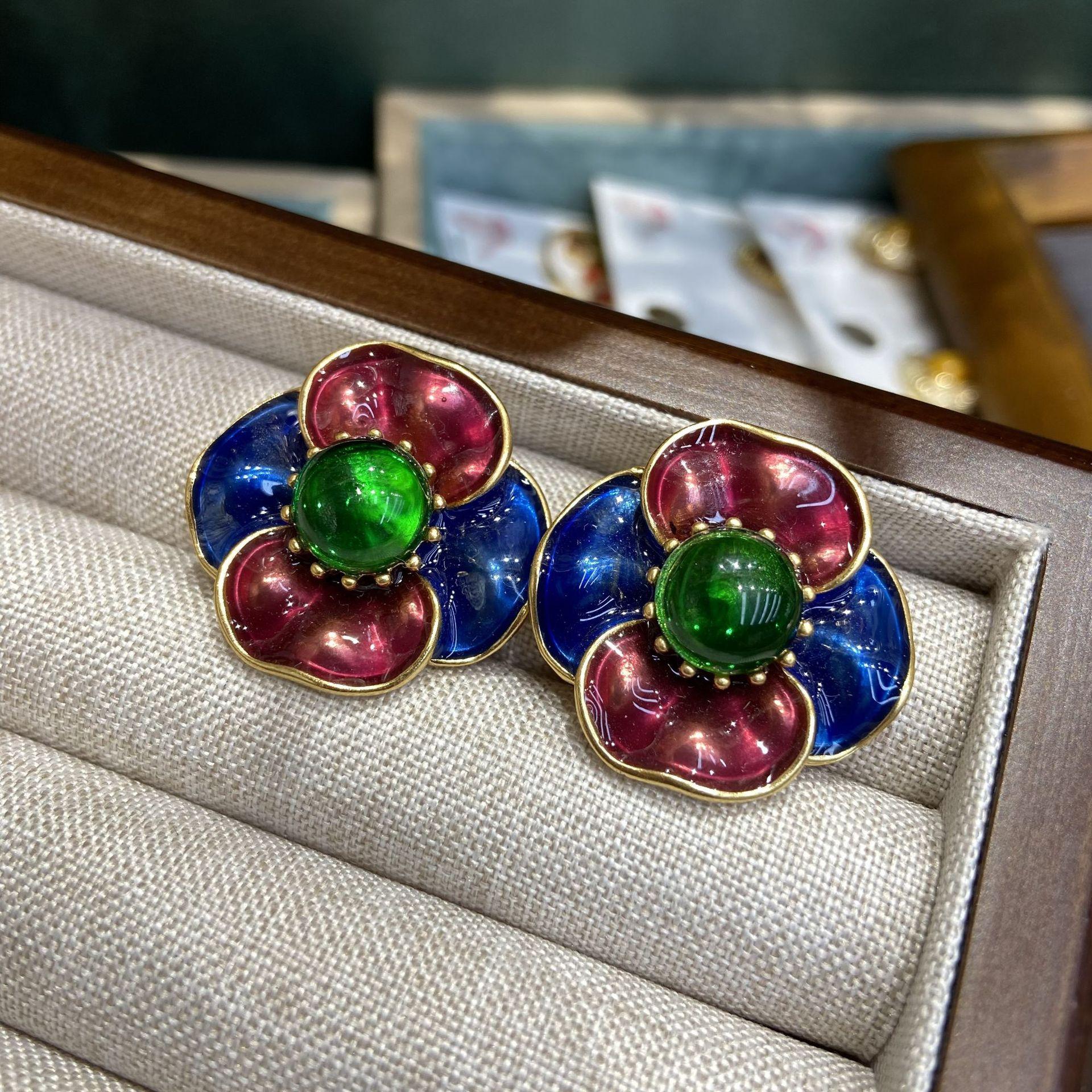 

Новые китайские эмалевые росписи 14K простые трехмерные серьги-гвоздики в виде цветка ретро-серьги с инкрустацией из глазурованных бусин в виде камелии