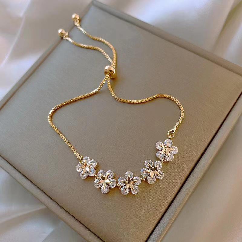 Zircon Flower Bracelet for Women - Trendy Korean Design for Students and Girlfriends, Simple and Stylish In-Hand Jewelry.
