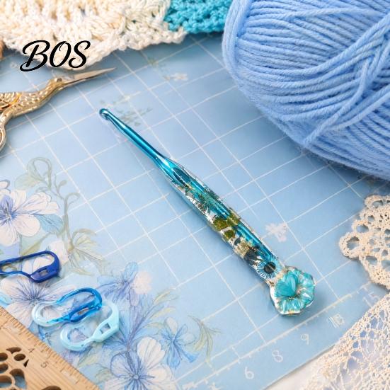Resin Floral Crochet Hook Hook, Dried Flower Clear Handle Hand Sore Prevention Tool Metal Head with Beaded Wristlet for Arthritis Beginners