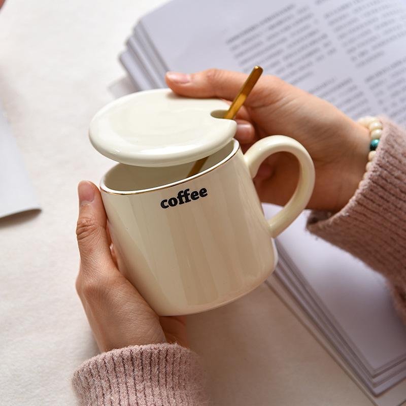 Einfarbiger schlichter Becher mit Deckel und Löffel Trinkbecher Büro Keramiktasse für Jungen Heimgebrauch