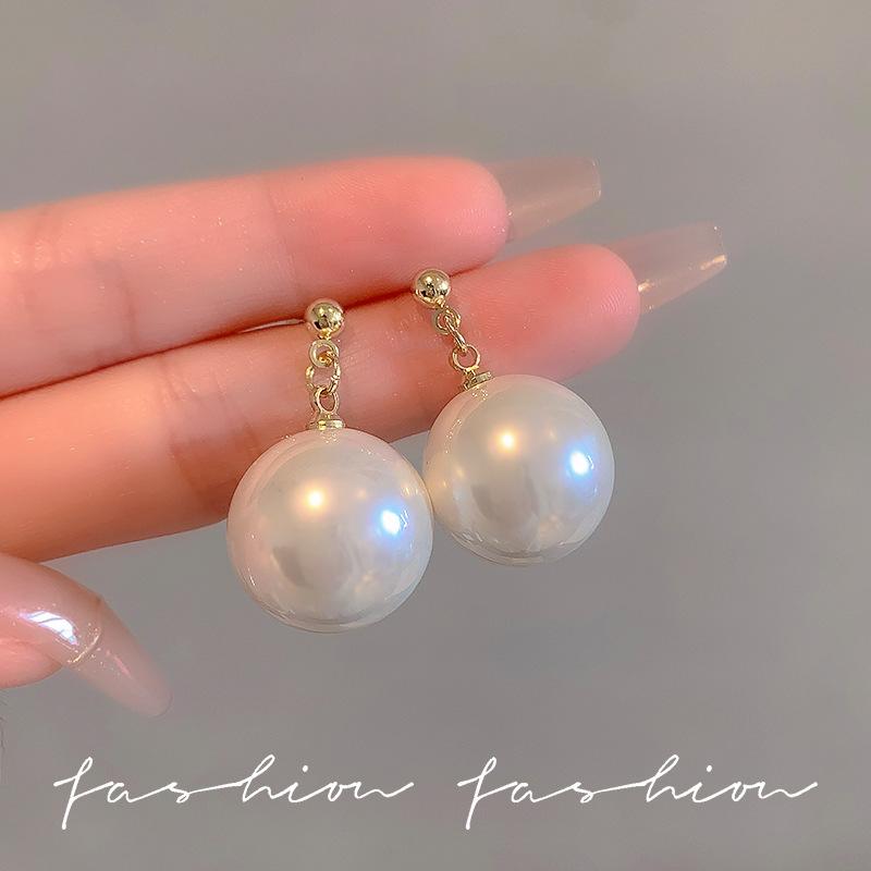 Light luxury large pearl elegant earrings niche design metal stud earrings ins tide earrings