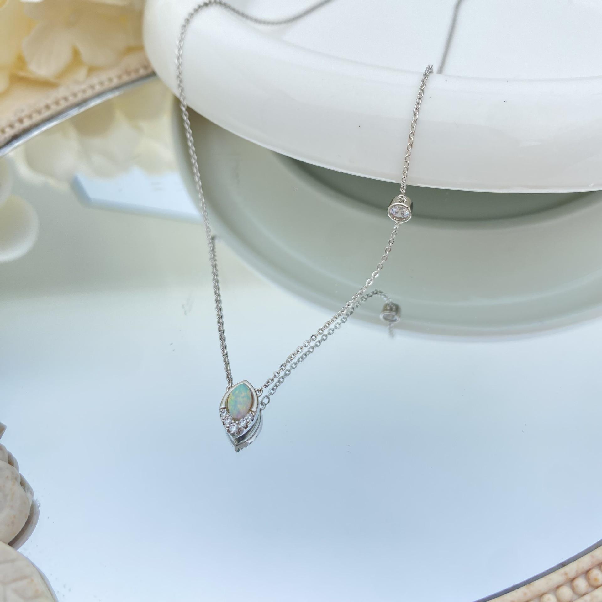 

Минималистичный чокер на ключицу из голубого опала – Универсальный дизайн высокого класса. платиновый