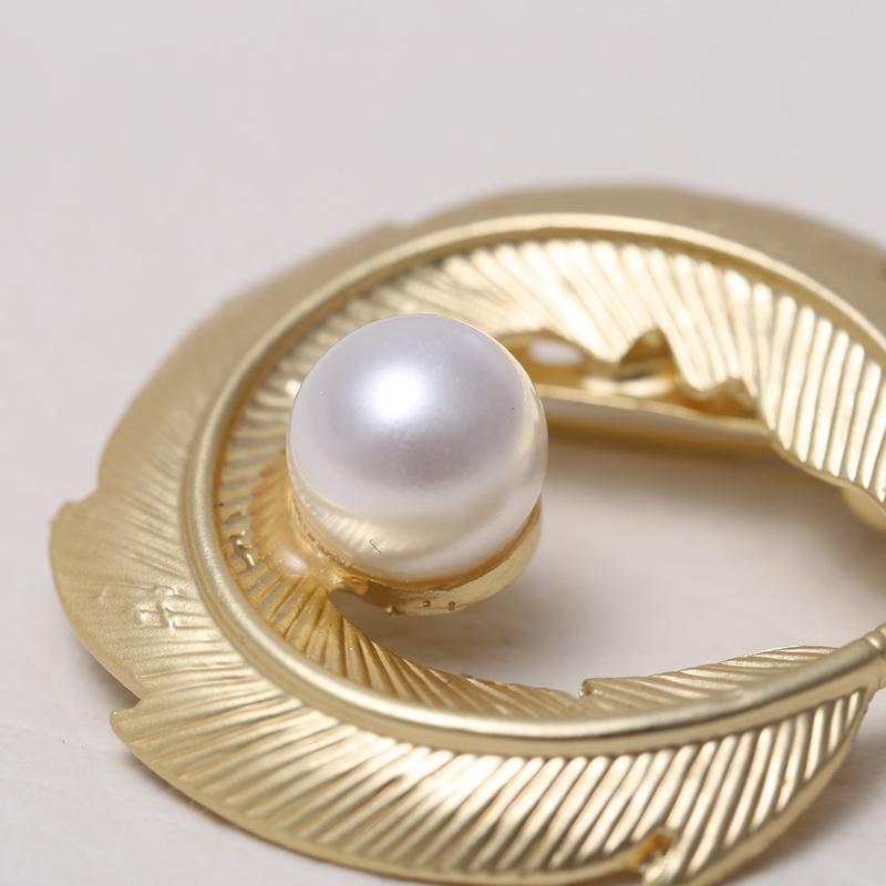 Einfache und modische romantische Brosche Blätter runde Perlenbrosche Damen-Accessoires Partykleid-Accessoires Brosche Geschenkschmuck