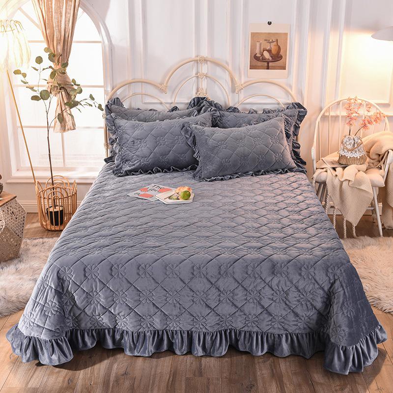Warm Winter Crystal Velvet Quilted Bedspread with Lace Edge, Cotton-Padded, Double-Sided, Non-Slip Tatami
