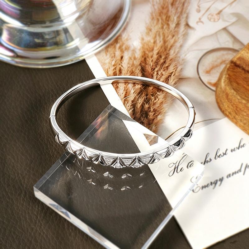 Gold-Plated Copper Diamond Pattern Bracelet: Stylish & Versatile Fashion Jewelry