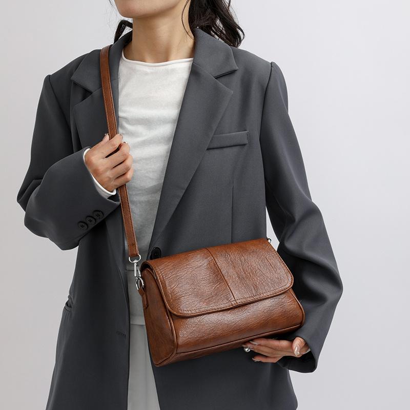 Retro-style solid color crossbody bag with adjustable shoulder strap, suitable for everyday wear and commuting. Large capacity, single shoulder