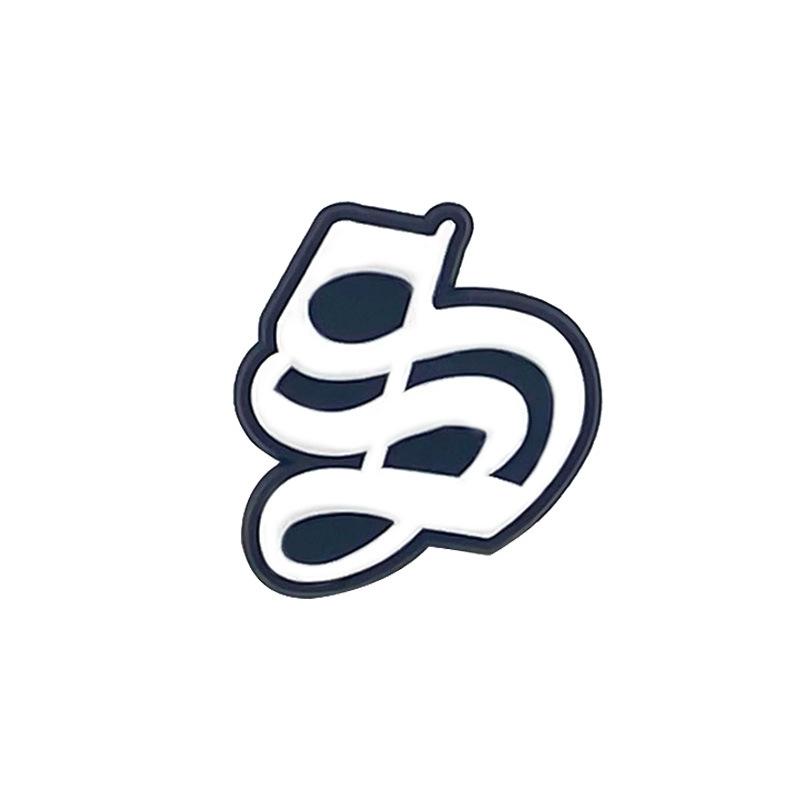 1 StückNeuer Stil Anhänger Altenglischer Buchstabe PVC Loch Schuh Schuhe Blume Silberner Buchstabe Schuhe Anhänger Schuhe Dekoratives Zubehör