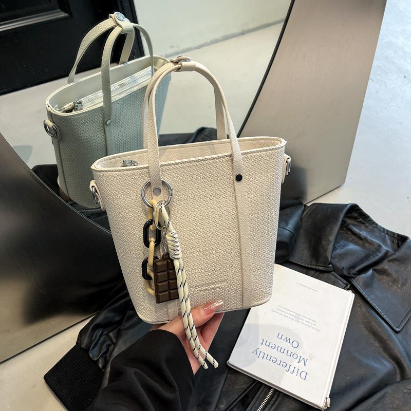 

Textured bucket bag, new large-capacity portable shoulder bag, niche versatile retro messenger bag.