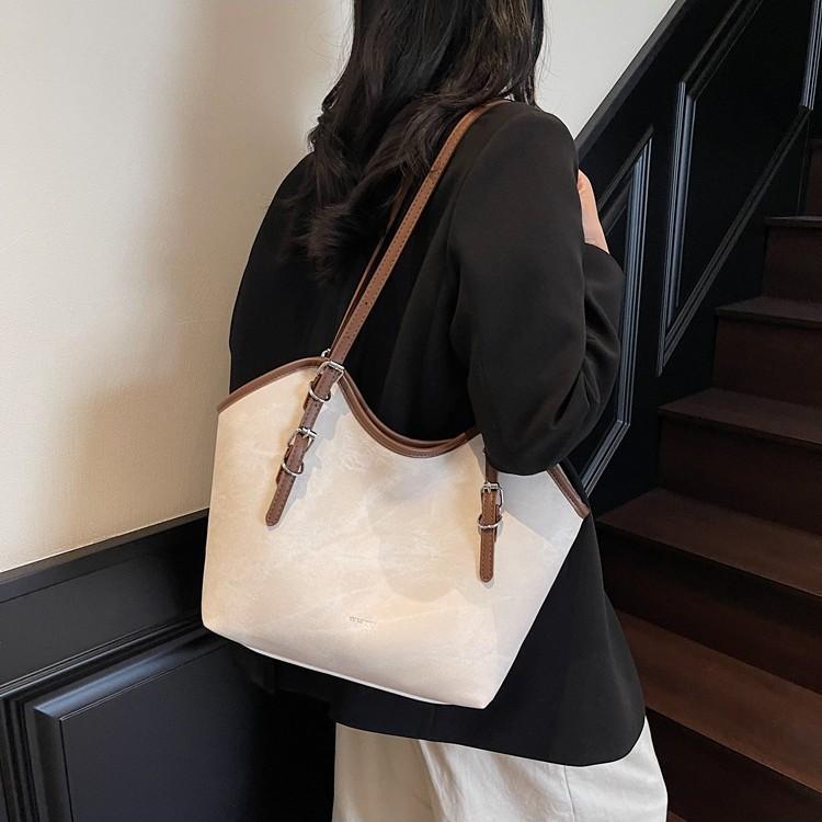 Large capacity underarm bag women's new fashion retro shoulder bag niche versatile commuter tote bag