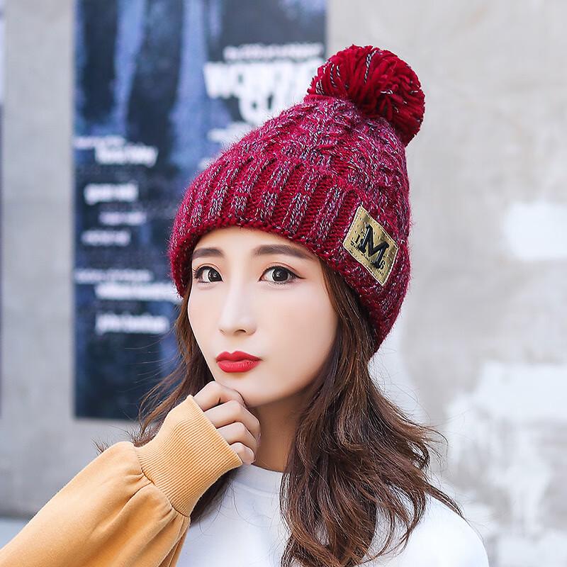 

ZHENYUEQI Зимняя теплая вязаная шапка-бини с кожаной нашивкой в виде буквы М One Size