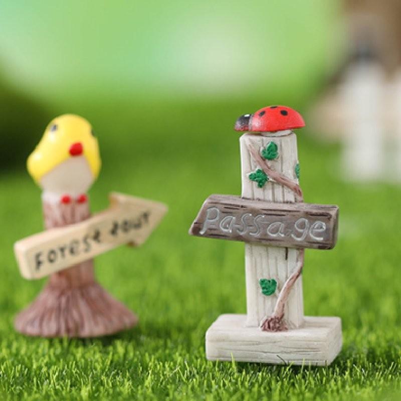 Charming Resin Miniature Signpost Decor For Moss Terrariums And Fairy Gardens