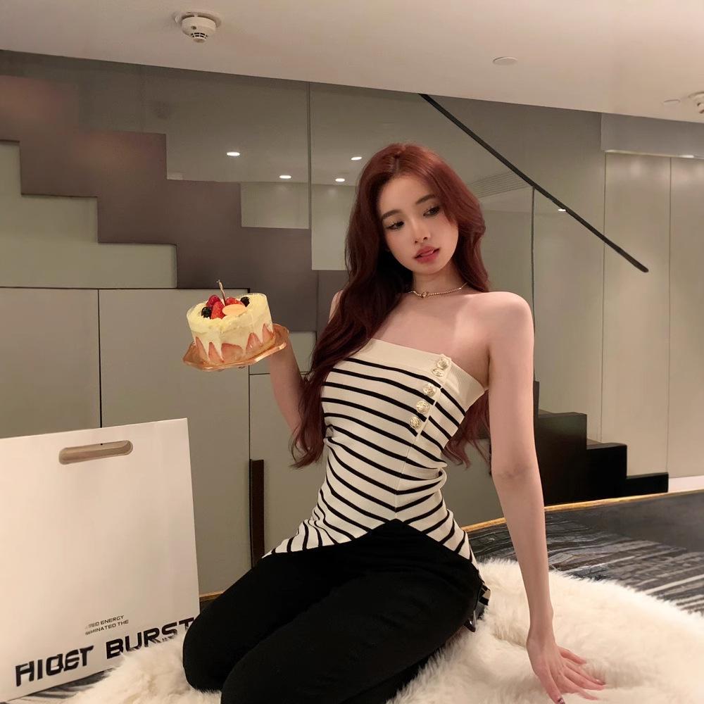 Stilvolles gestreiftes ärmelloses Stricktop mit einem Träger für Damen