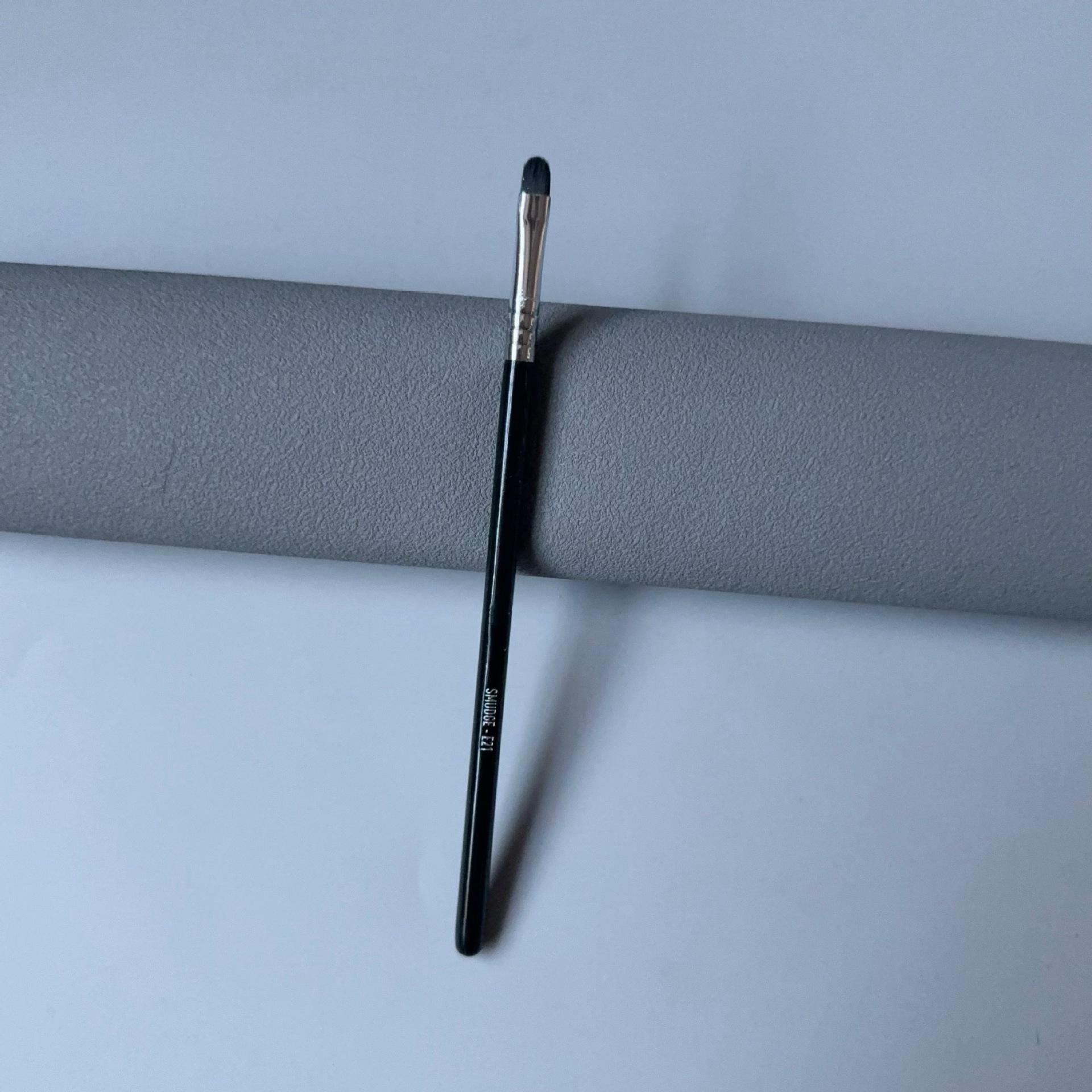 

Sigma E70 Angled Nose Shadow Brush for Eyeshadow, Highlighter, Eyebrow, and Eyeliner.