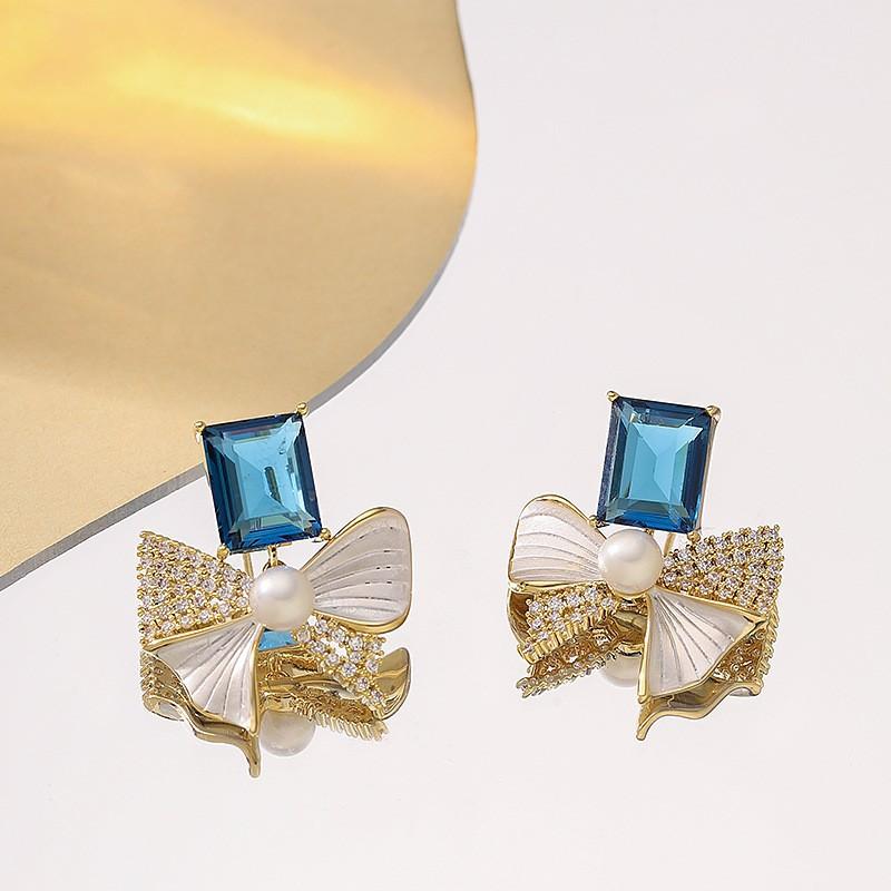 Stylish and exquisite design sense, bright and round Shijia pearl stud earrings, earrings, temperament, senior earrings, vacation style accessories