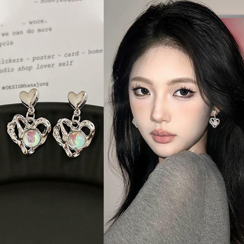 

Color sweet and cool love earrings women s light luxury design sense unique versatile stud earrings earrings temperament new popular earrings