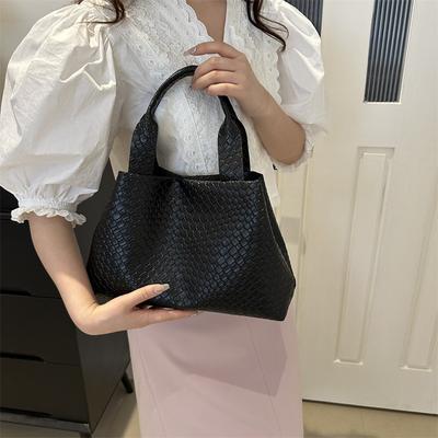 New Fashionable Personalized Messenger Bag Large-capacity Bag Women's Summer Beautiful Retro Texture Portable Bucket Bag
