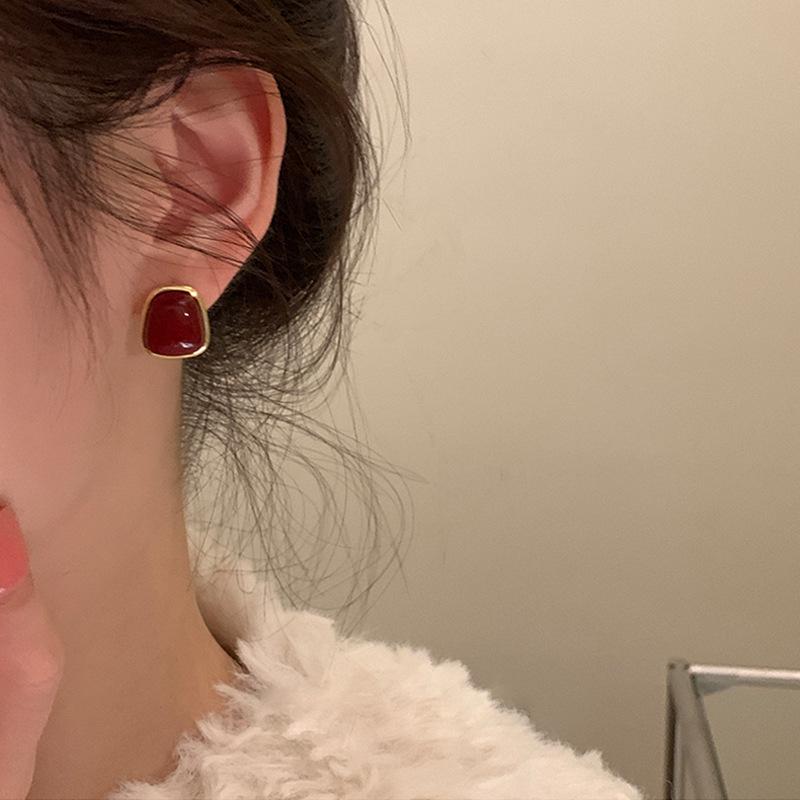 2023 Trendy French Retro Burgundy Geometric Stud Earrings