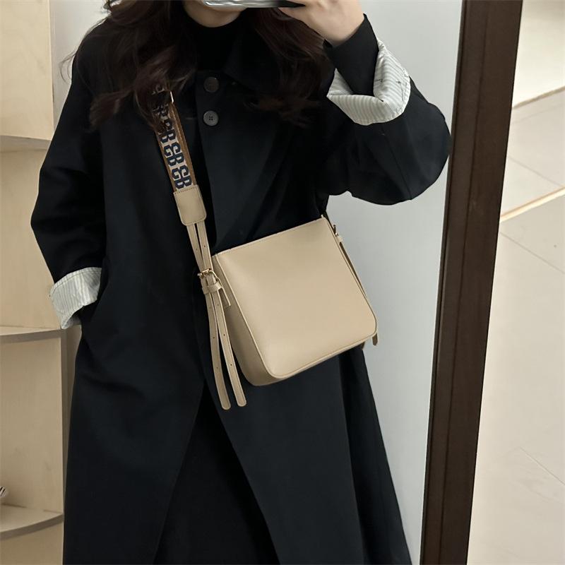 New Winter Fashion Trend Shoulder Bag Simple Solid Color Crossbody Bag Casual Work Large Capacity Commuting Bag