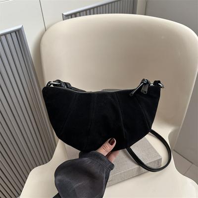 Nischen-Retro-Achseltasche Damen 2025 Herbst und Winter neu matte Textur Schulter-Umhängetasche Splicing Croissant-Tasche