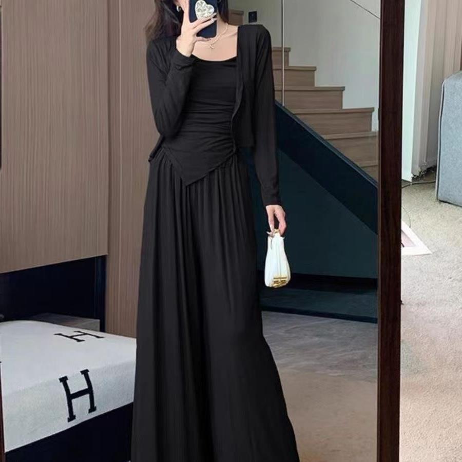 Modny damski trzyczęściowy zestaw na wczesną jesień: Nieregularny top na ramiączkach, kardigan i spodnie z wysokim stanem