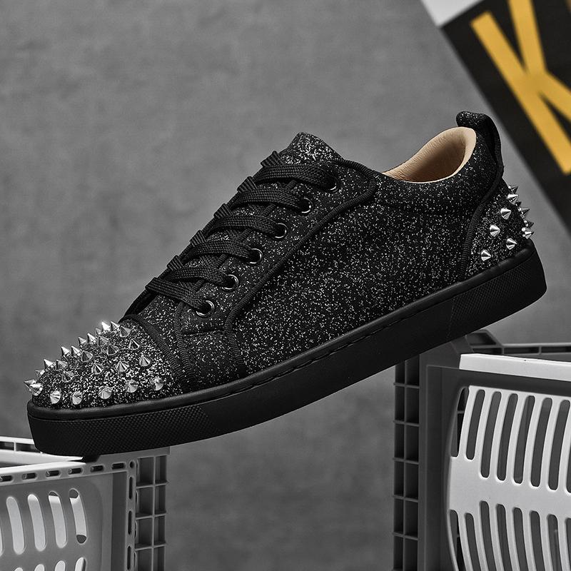 Mode 2025 Nieuwe Mode Casual Leren Schoenen voor Mannen Britse Stijl Platte Designer Schoenen Veterschoenen met Spikes Buiten Wandelen Board Schoen
