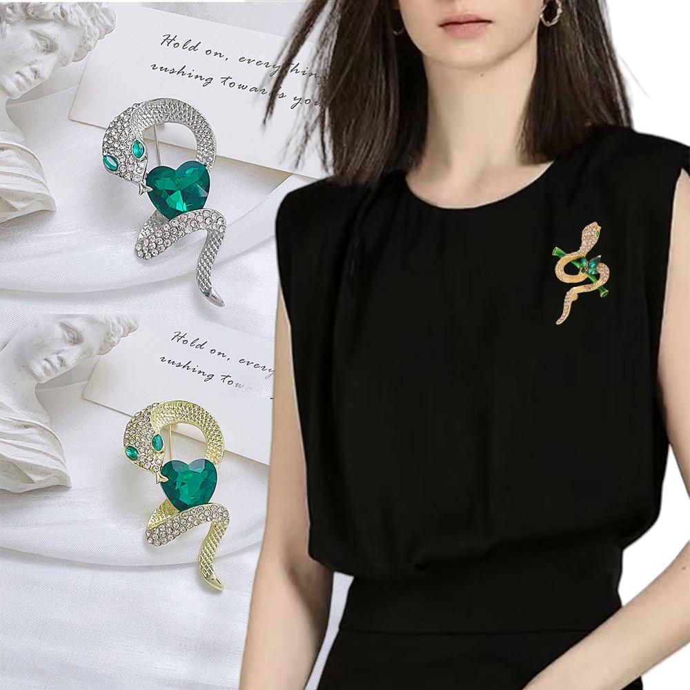 Broche Cobra de Luxo Coração de Cristal Verde Animal do Zodíaco Pins de Lapela para Mulheres Exquisite Broche de Joias para Festa de Lenço Vestido Casaco