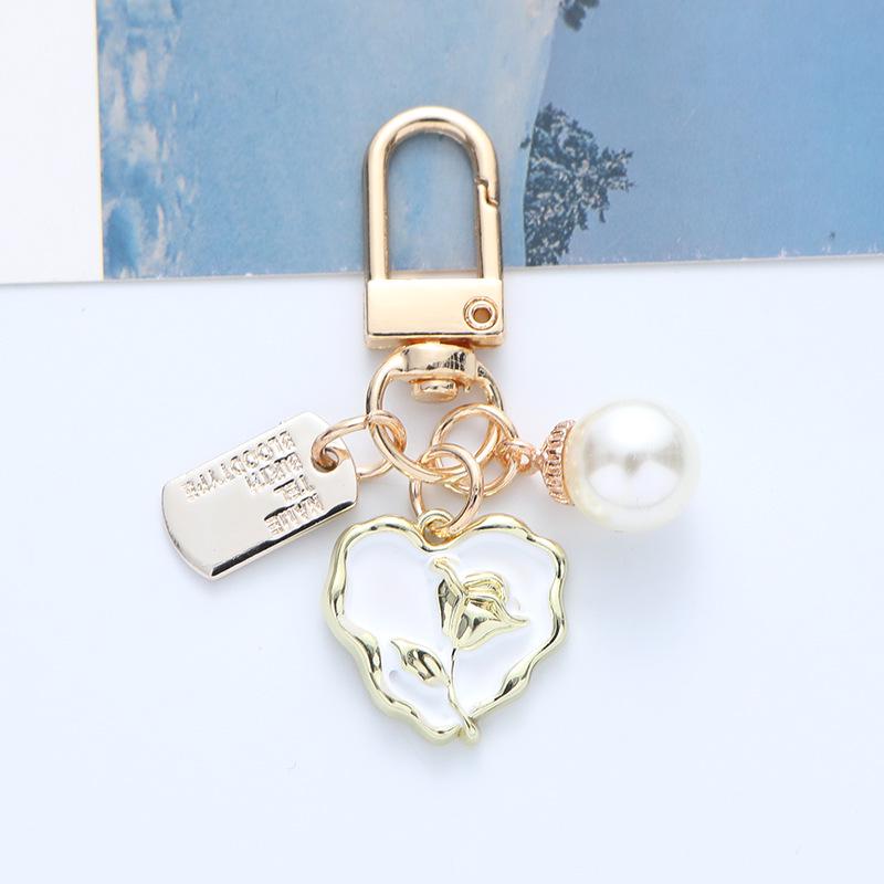 Heart-Shaped Metal Keychain Pendant with Pearl and Peach Heart Tag – Earphone Case Bag Decoration белый