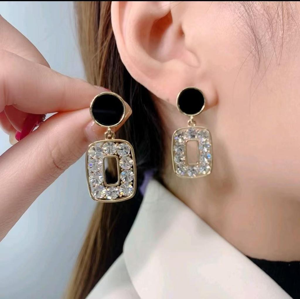 Minimalist French Drop Earrings: Retro, Sweet, Versatile Design with Light Luxury and Unique Personality