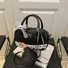 Spitzenband Umhängetasche Bowlingtasche PU-Leder Kleine quadratische Tasche Reißverschluss Boston Handtasche Schule