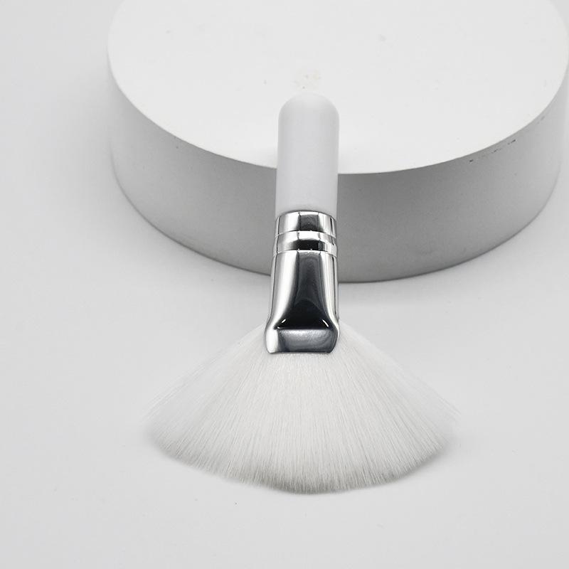 

Пушистая веерообразная кисть для макияжа для излишков пудры - Мини Белая Silver Short Handle Fan Brush (White) белый