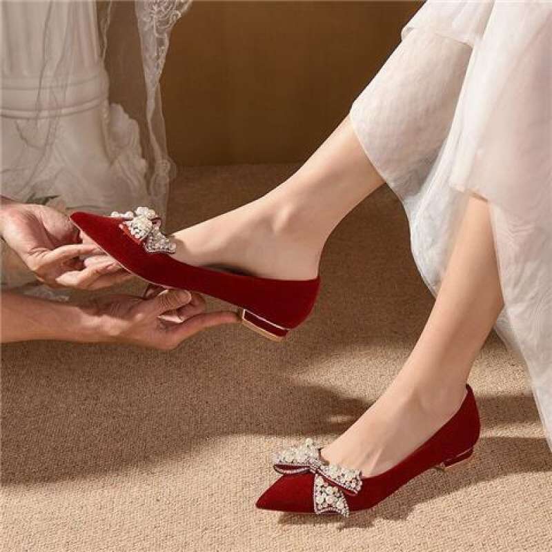 Red wedding shoes women's flat 2025 new bridal shoes are not tired, pregnant women can wear Chinese-style Xiuhe wedding shoes