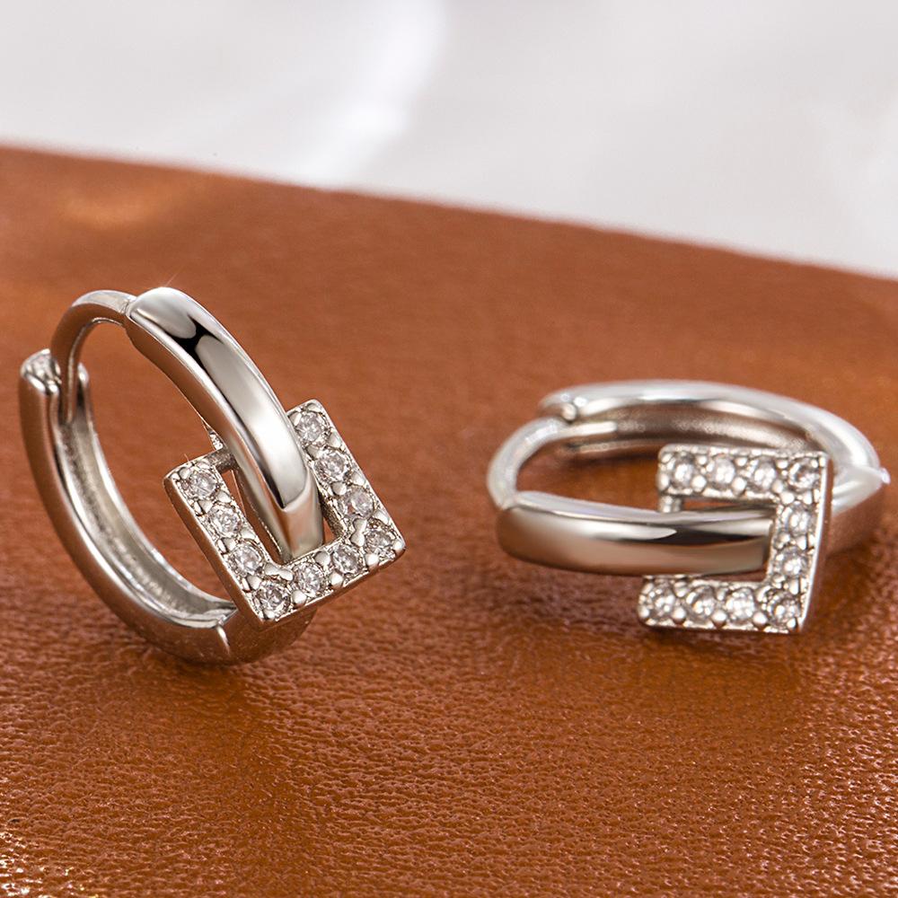 Stilvolle und einfache geometrische runde Zirkonia-Ohrringe mit kleinem Quadrat. Die koreanische Version des Ohrschmucks mit kreisförmiger Ohrschnalle ist klein und passend.