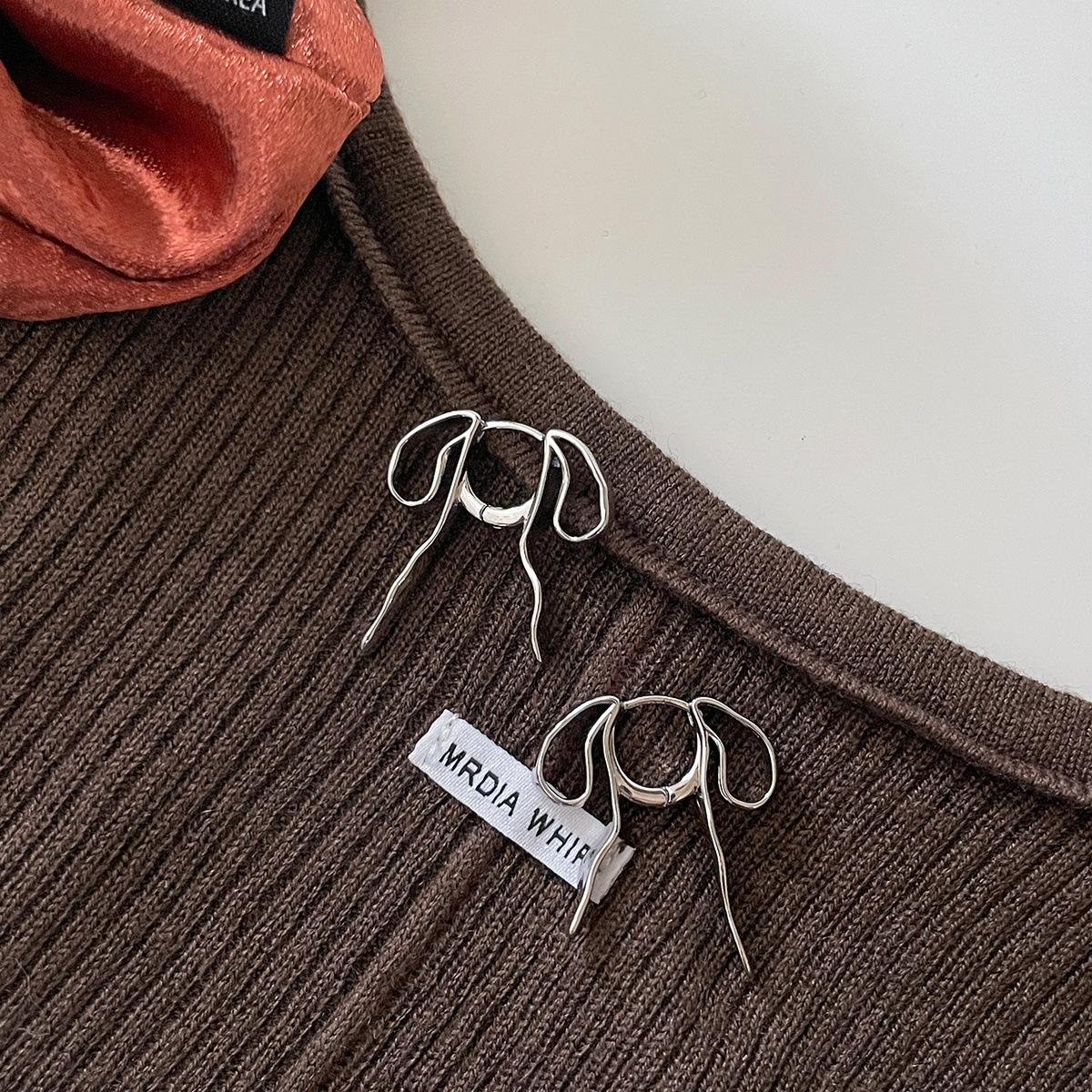 

Серьги-бантики из серебра 925 пробы, женские индивидуальные серьги в холодном стиле, простые и модные, универсальные, с пряжками A pair of 925 silver needle