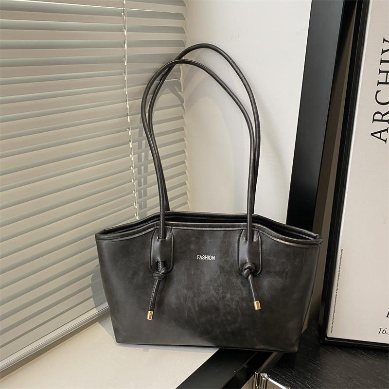 Luxurious Vintage Style Large Capacity Pu Tote Bag For Women Ideal For Commuting