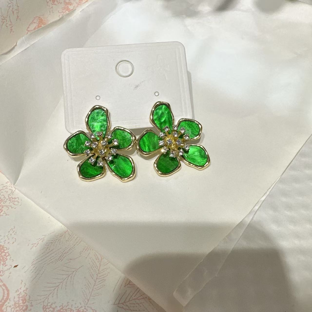 

Корейские новые ювелирные изделия, преувеличенные белые акриловые серьги-цветы из циркония, элегантные женские дизайнерские модные аксессуары для свадебной вечеринки